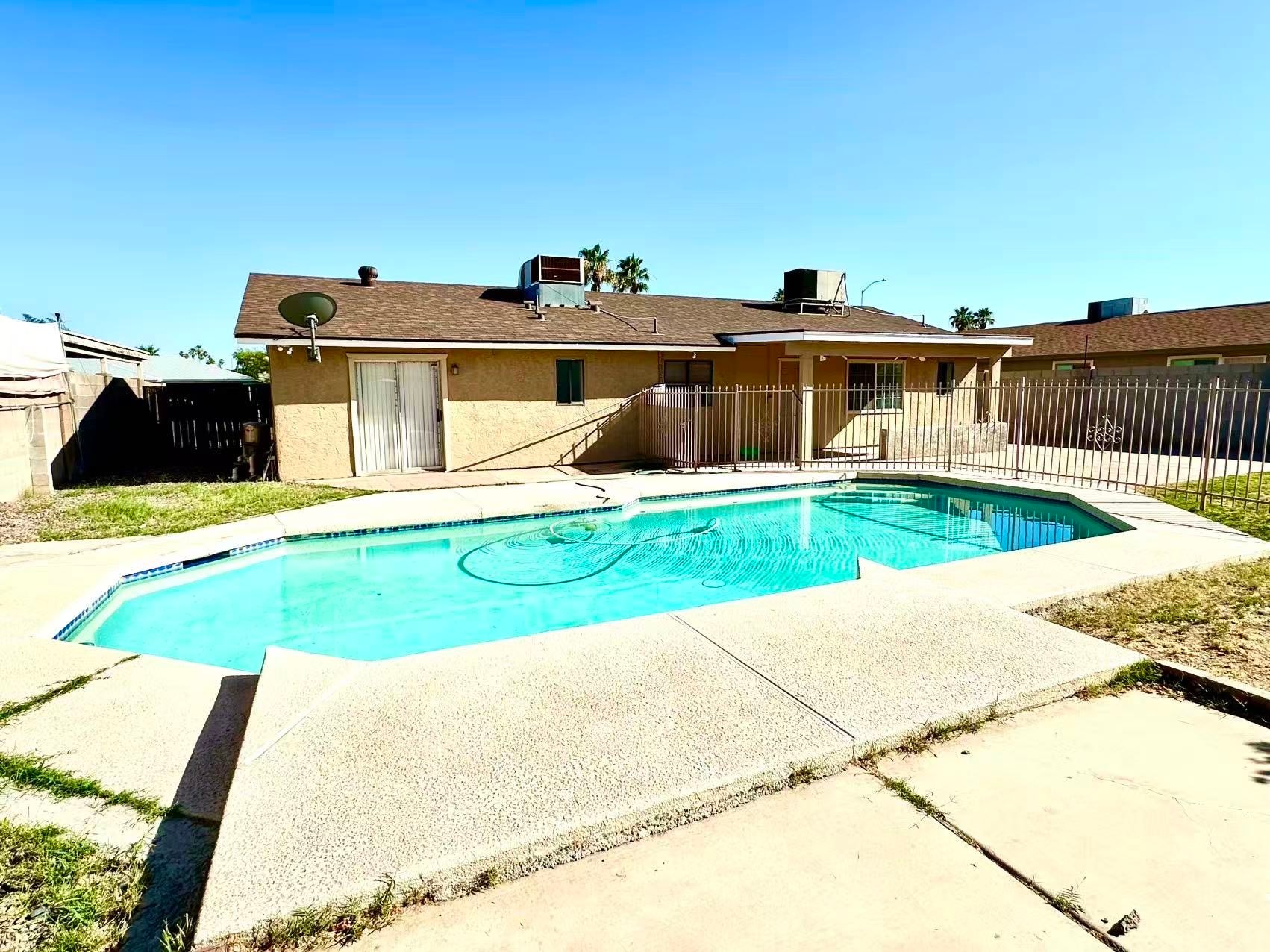 Building Photo - 1056 W Hackamore St