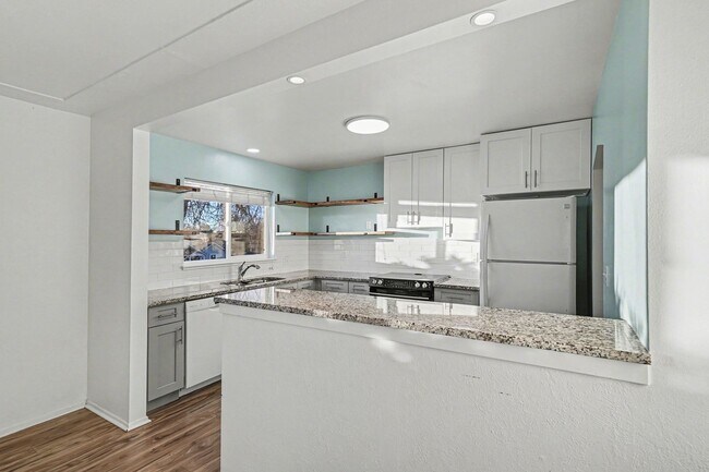 Building Photo - Conveniently Located 2BR with Large Yard