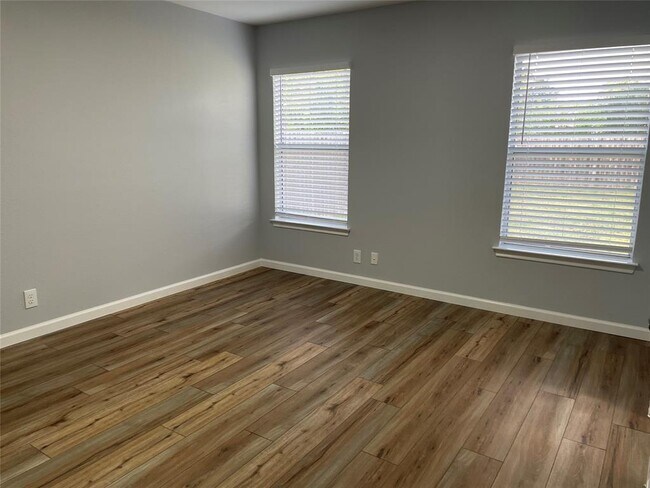 Building Photo - 2911 Donnell Dr