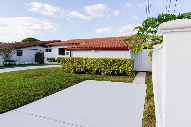 Building Photo - 8943 SW 25th St