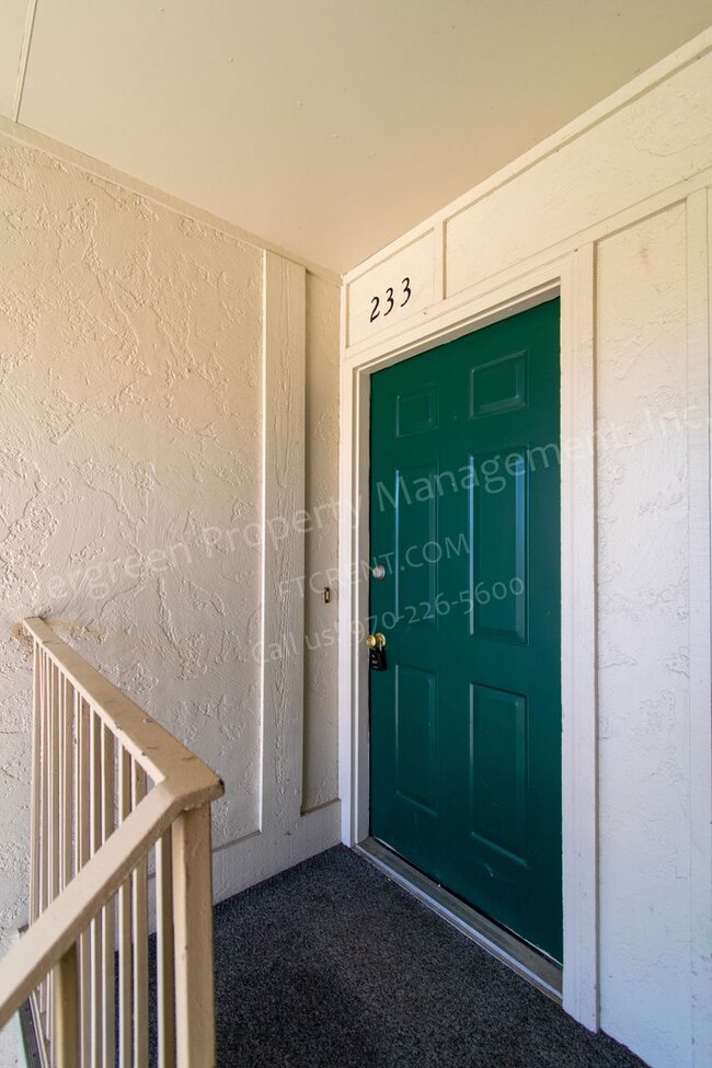 Building Photo - Great 2 bed 1 bath Condo in a Great Location!