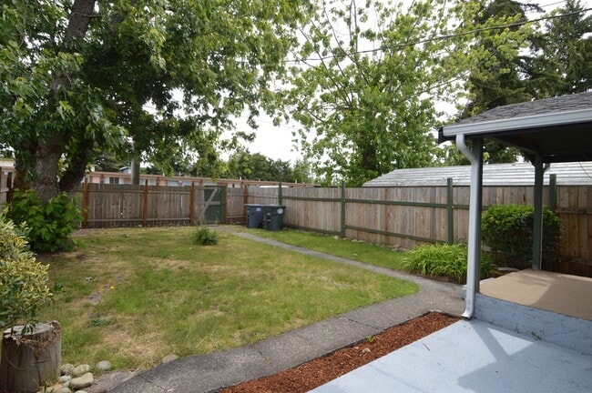 Building Photo - Charming 3-Bedroom Rambler Near JBLM – Move-In Ready!