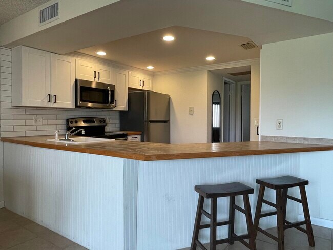 Building Photo - 1605 S US Hwy 1