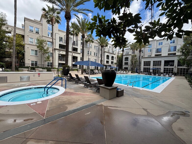 Building Photo - 2168 Scholarship