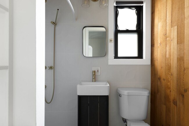 Building Photo - Pendleton Heights 4BR—Updated Historic Cha...