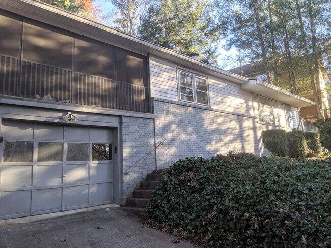 Building Photo - Black Mountain Rental!