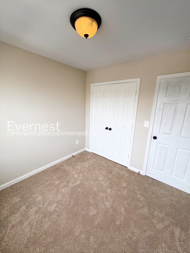 Building Photo - 4-Bed/ 4-Bath Town Home/Available Now!