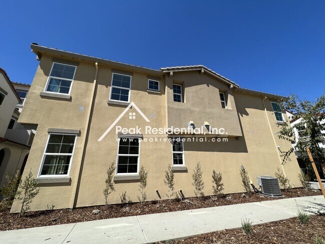 Building Photo - Newer 3bd/2.5ba North Natomas Townhouse with 2 Car Garage!