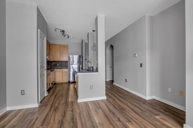 Building Photo - Awesome 1BE/1BA Condo in the heart of West End!