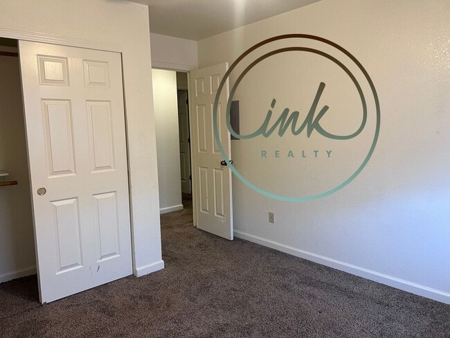 Building Photo - Chardonnay Duplex