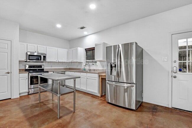 Building Photo - 207 Starr St