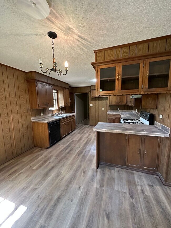Building Photo - 4 BED 2 FULL BATH
