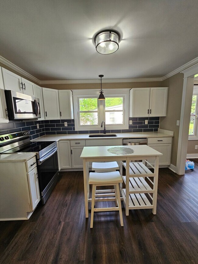 Building Photo - Well Maintained 3 Bedroom Home In The City