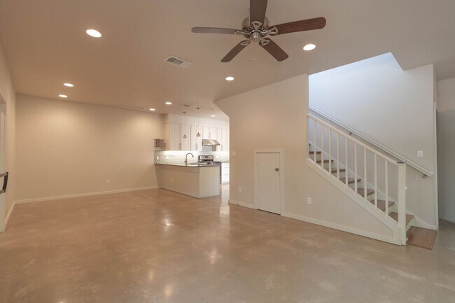 Building Photo - 1702 Forest Hill Dr