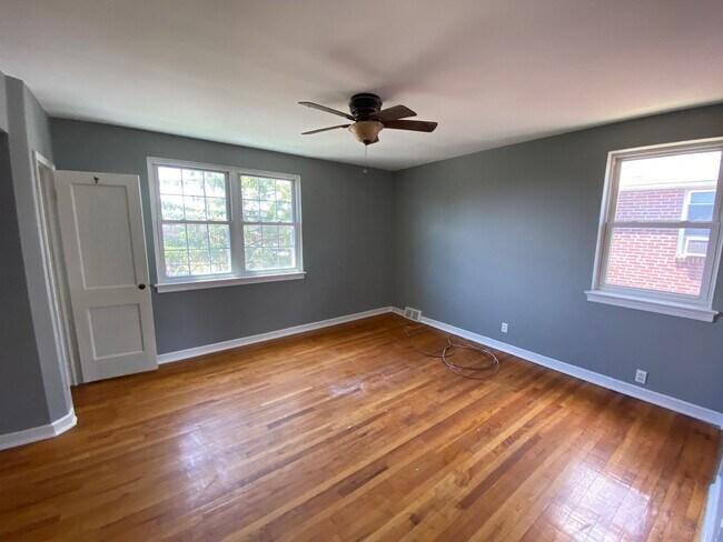 Primary Photo - SPACIOUS 3 BED/ 2.5 BATH HOME W/ PARKING N...