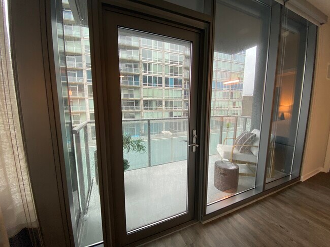 Building Photo - 800 S Clark St