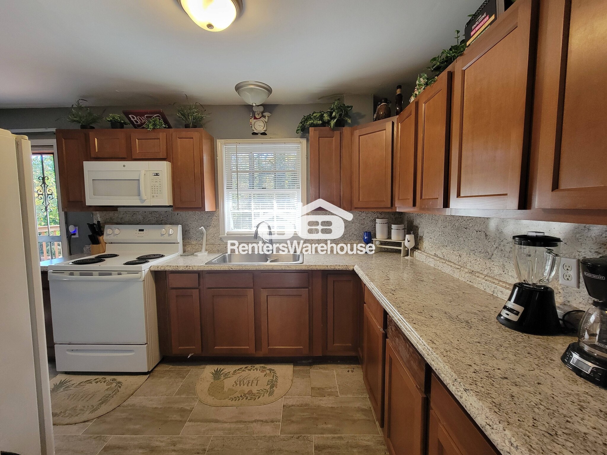 Building Photo - 3566 Highwood Dr SW