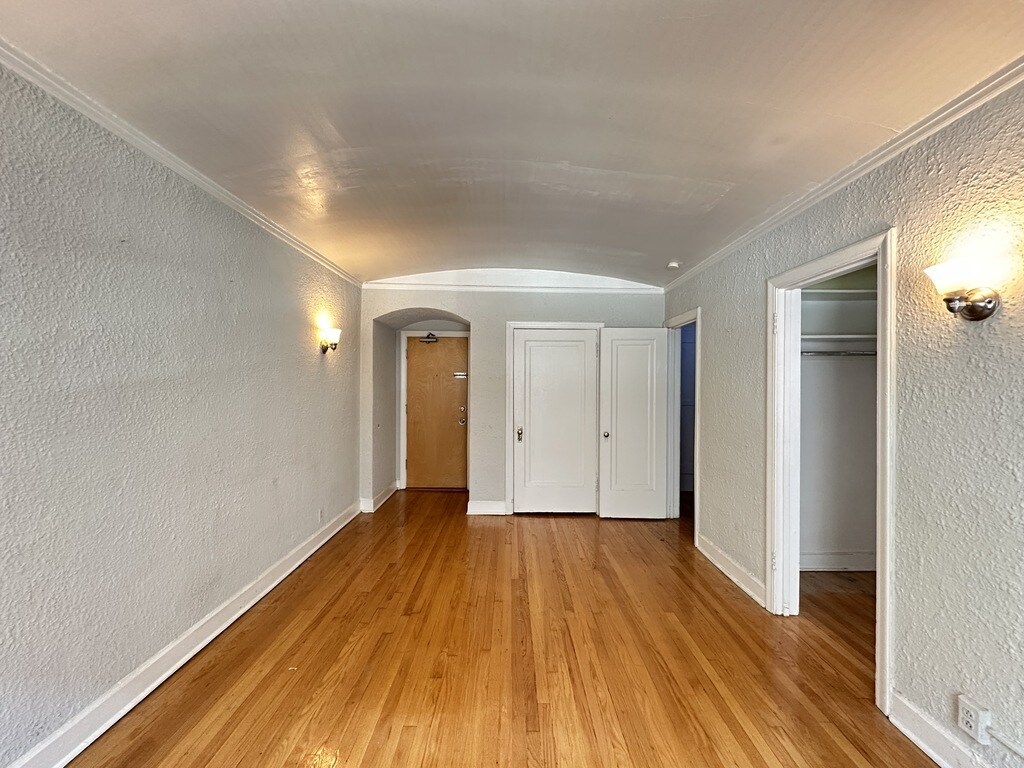 Building Photo - 562 W Arlington Pl