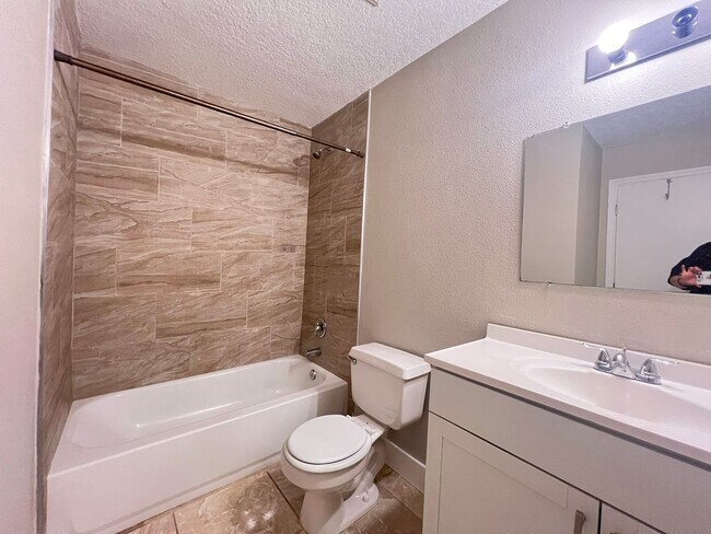 Building Photo - Great 1/1 condo in gated community!