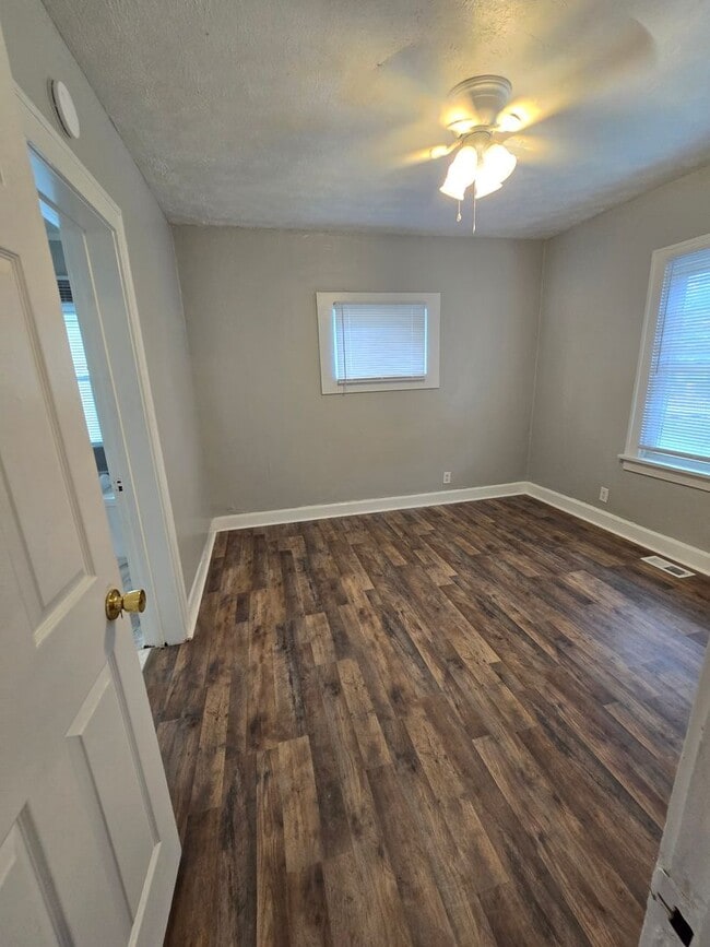 Building Photo - Spacious Two Bedroom Single Family Near 10th and Belmont Ave