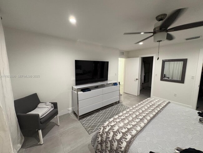 Building Photo - 7119 SW 105th Ct