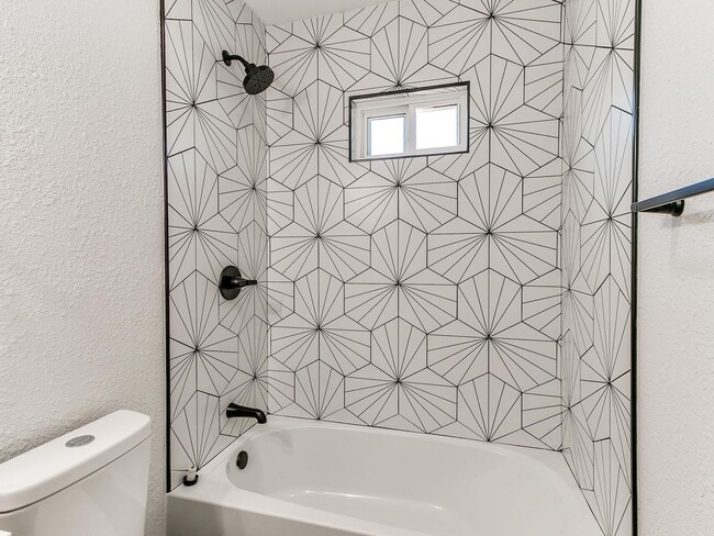 Building Photo - Newly Remodeled 2 Bed, 1 Bath Apt in Near The Paseo *MOVE IN SPECIAL!!