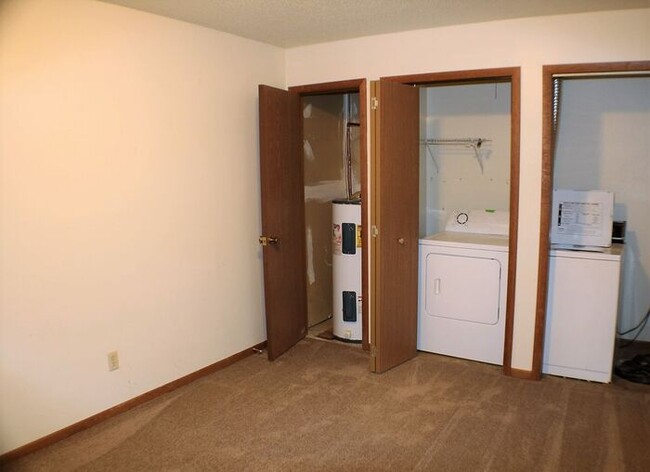 Building Photo - $1,395 | 2 Bedroom + Bonus Room, 1.5 Bathr...