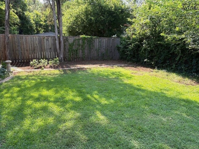 Building Photo - 2415 Martin St