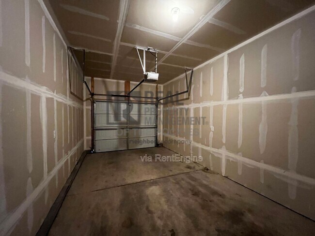 Building Photo - 203 E 6th St