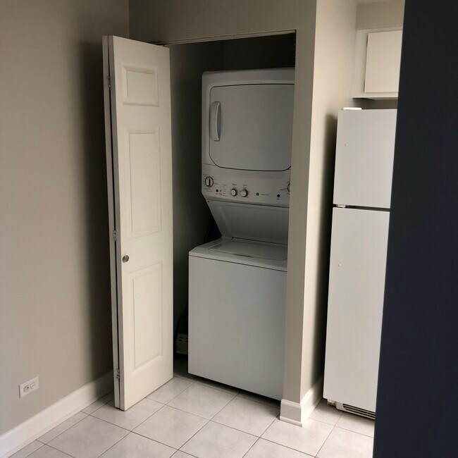 Building Photo - 6340 Americana Dr