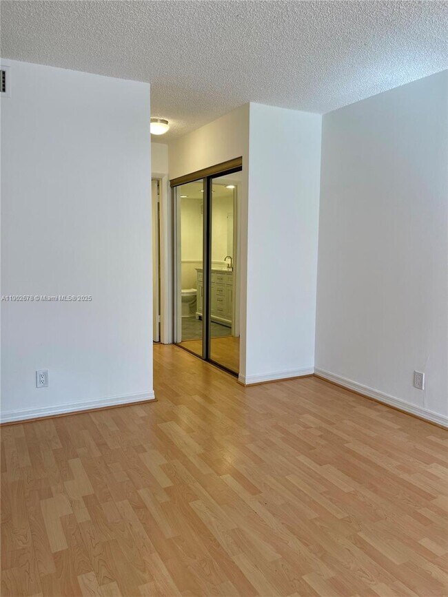 Building Photo - 200 Lakeview Dr