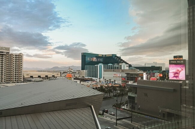 Building Photo - Studio with incredible views of the Strip!