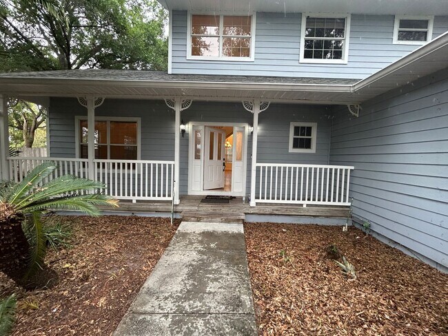 Building Photo - Spacious and Perfectly located 4/2 home in...