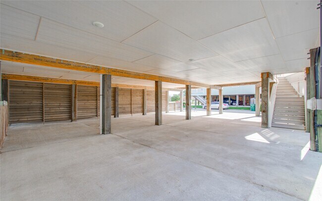 Building Photo - 1705 Bayway Dr
