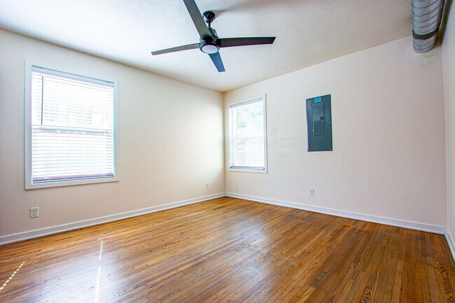 Building Photo - 116-118 N 32nd Avenue