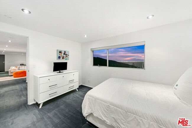 Building Photo - 21766 Azurelee Dr