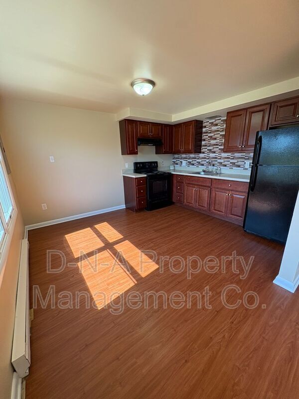 Building Photo - 106 Madison St