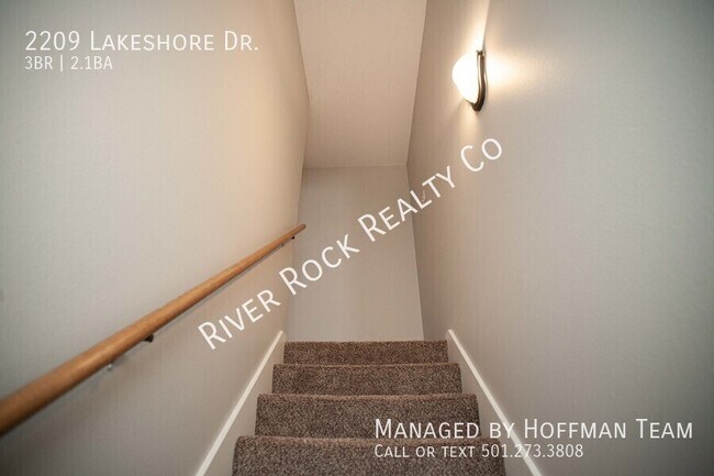 Building Photo - 2209 Lakeshore Dr