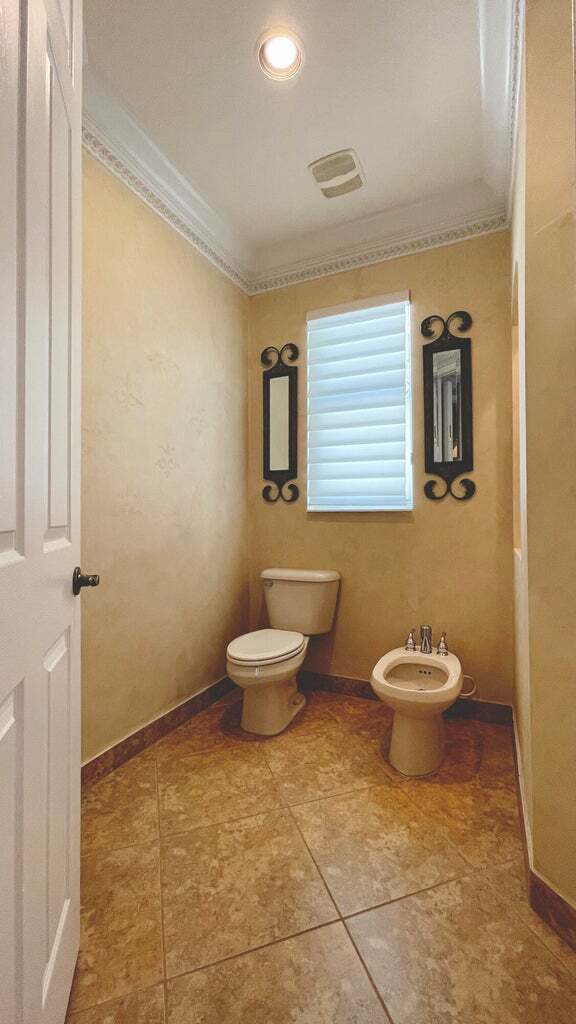 Building Photo - 9843 Vía Amati