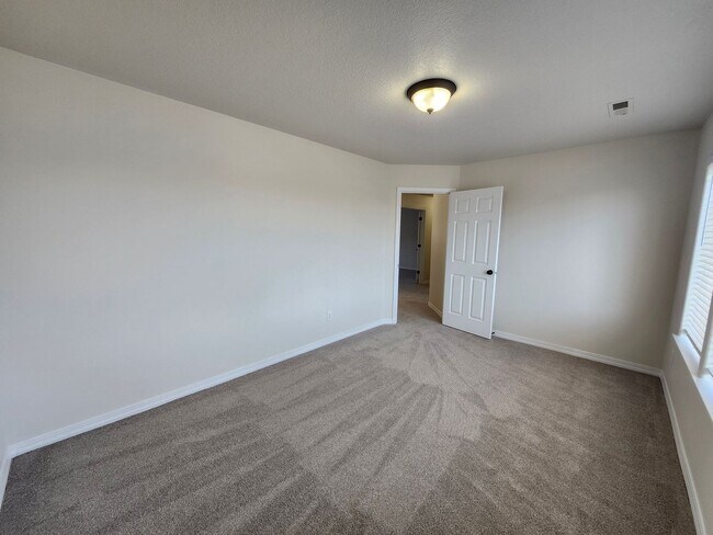 Building Photo - $700 Move-in Special! Beautiful South Rich...