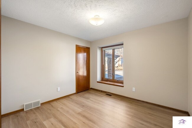 Building Photo - AVAILABLE NOW!