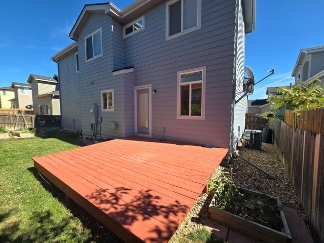 Building Photo - Spacious well maintained 3 bedroom home