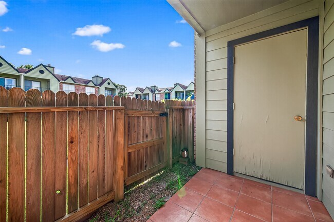 Building Photo - 18800 Egret Bay Blvd