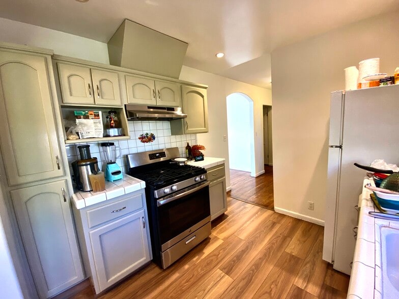 Building Photo - 1653 1/2 Maltman Ave