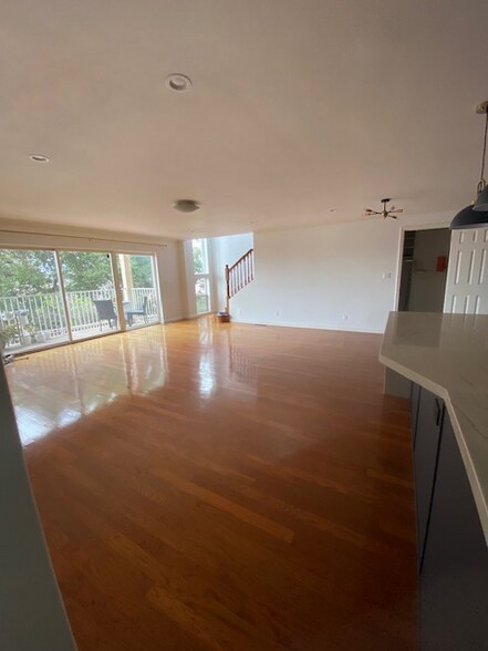 Building Photo - 553 Merritt Ave