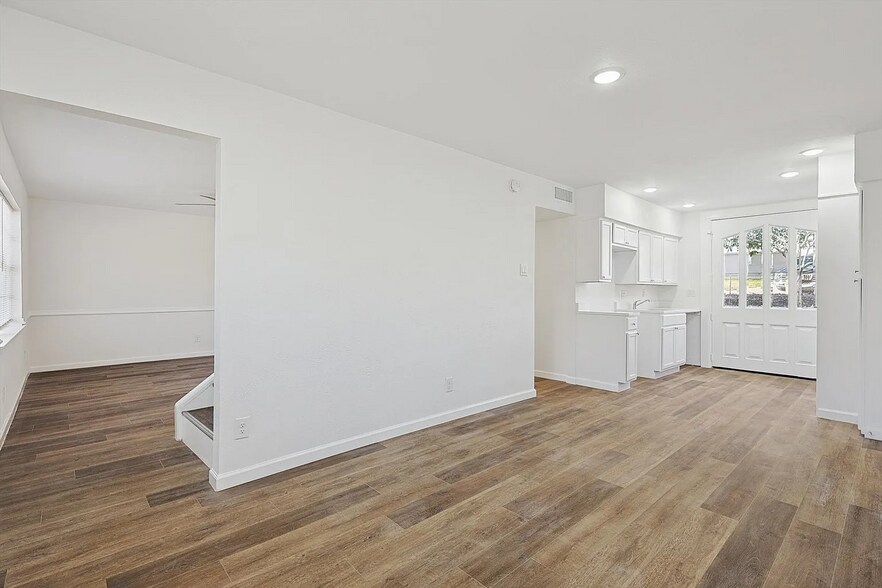 Building Photo - 9039 Pinewood Dr