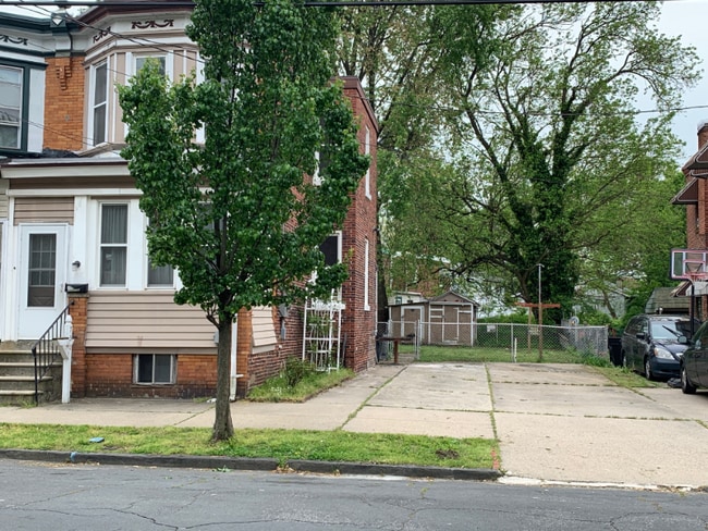 Building Photo - 730 Division St