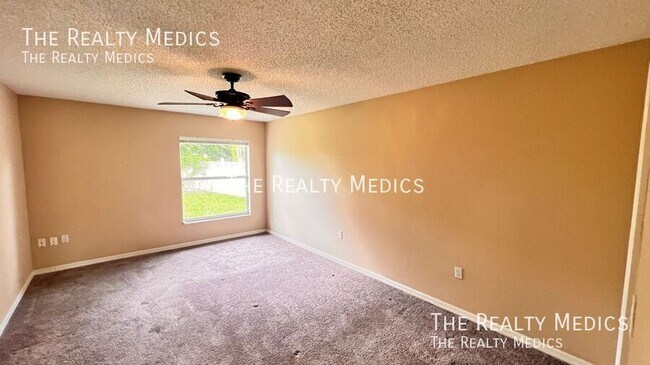 Building Photo - 1553 Ross Dr
