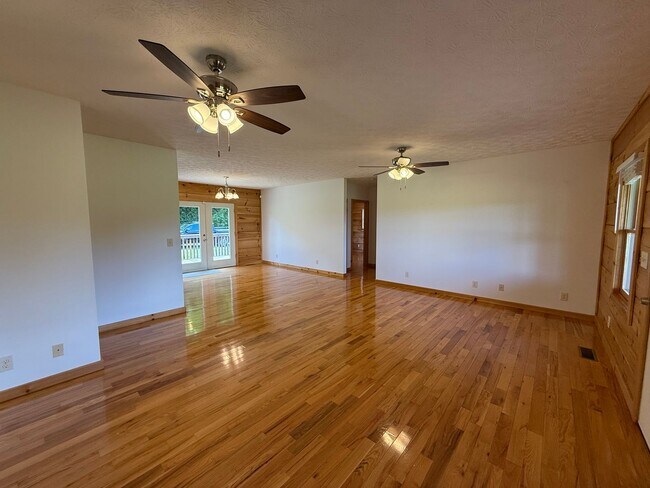 Building Photo - 1404 Maple Ln