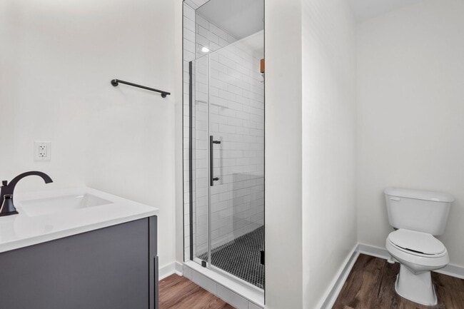 Building Photo - Spacious 3 bed, 2 bath renovated home next...